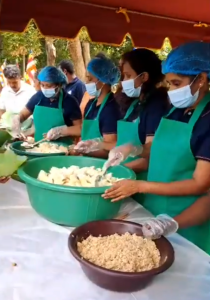 பொசன் விடுமுறை உணவு தானம் – காரை மண்ணின் சேவையாளர் திரு.வேலாயுதபிள்ளை செல்வராசா