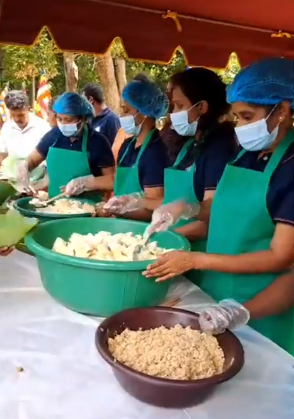 பொசன் விடுமுறை உணவு தானம் – காரை மண்ணின் சேவையாளர் திரு.வேலாயுதபிள்ளை செல்வராசா