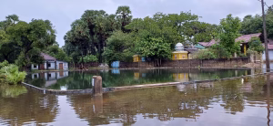 காரைநகரில் மெல்ல மெல்ல பெய்த மாரி மழை நேற்றும் இன்றும் மொத்தமாக கொட்டியது. தாழ்வான பகுதிகள் எங்கும் வெள்ளம்.