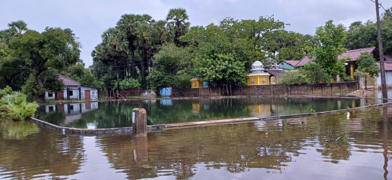 காரைநகரில் மெல்ல மெல்ல பெய்த மாரி மழை நேற்றும் இன்றும் மொத்தமாக கொட்டியது. தாழ்வான பகுதிகள் எங்கும் வெள்ளம்.