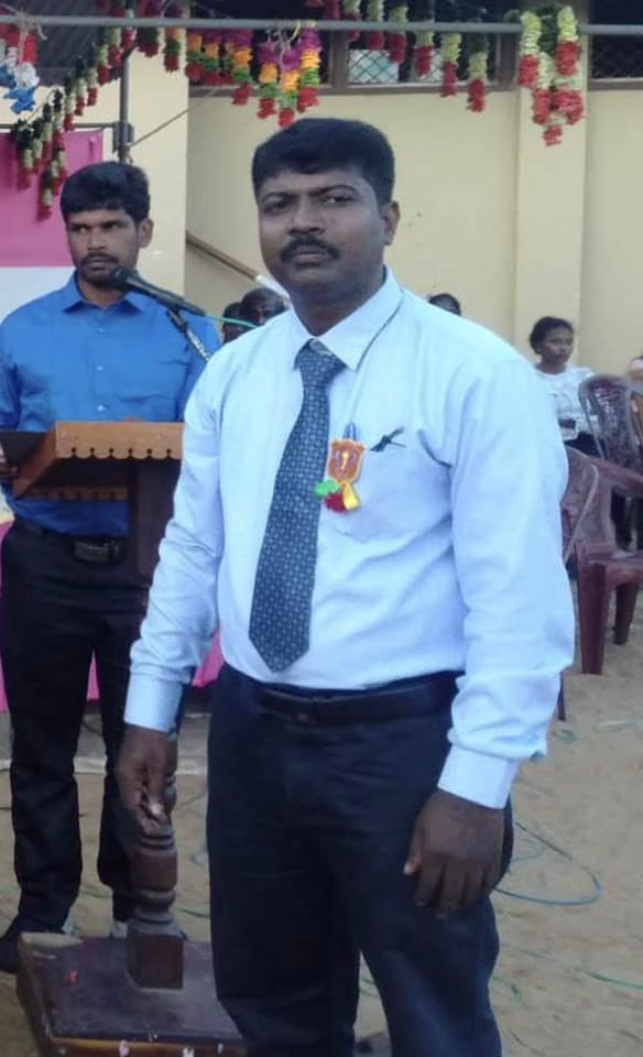 காரைநகர் வியாவில் சைவ வித்தியாலய வருடாந்த இல்ல விளையாட்டு போட்டியில் சிறப்பு விருந்தினராக கலந்து கொண்ட காரைநகர் கோட்ட கல்விப்பணிப்பாளர் திரு.ம.மகேந்திரன் பாடசாலை அதிபர் திரு.க. துஷ்யந்தன் அவர்களுக்கு புகழாரம் சூட்டினார்.