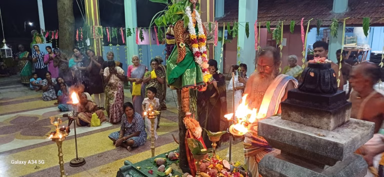 காரைநகர் நீலிப்பந்தனை ஶ்ரீ துர்காதேவி அம்பாள் ஆலய வருடாந்த வேள்வியை முன்னிட்டு விளக்கு வைக்கும் திருவிழா 09.05.2025 இன்று வெள்ளிக்கிழமை இடம்பெற்றது. வீடியோ மற்றும் படங்கள் எடுத்துவரப்பட்டுள்ளன.
