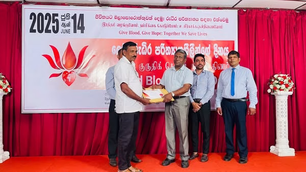 இல்லை என்று சொல்லாமல் ஒருவர் இன்னொருவருக்கு கொடுக்கக்கூடியது இரத்தம்.
