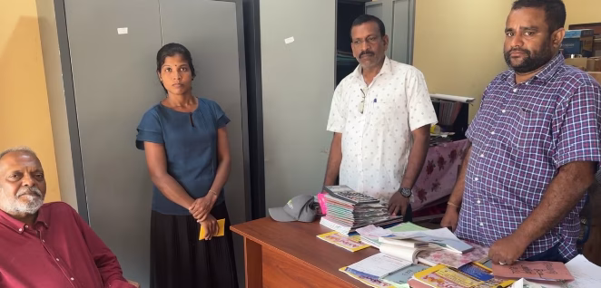 நாம் ஊரவர்கள் ஒரு குடும்பத்தை வாழ வைப்போம் – காரைநகர் வியாவில் பகுதி பெரியடைப்பை சேர்ந்த குடும்ப வீட்டுத்திட்டத்திற்கு நிதியுதவி கையளிப்பு.