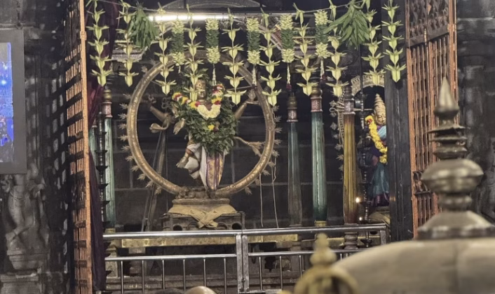 திருவண்ணாமலை… நினைத்தாலே முக்தி கிடைக்கும் பஞ்சபூதங்களில் அக்னியாக வீற்றிருக்கும் அருணாச்சலேஸ்வரர். நடனசபையில் வீற்றிருக்கும் நடேசப்பெருமானும், மூலாலய அருணாசலப்பெருமானின் நந்தி பலிபீடமும்…!